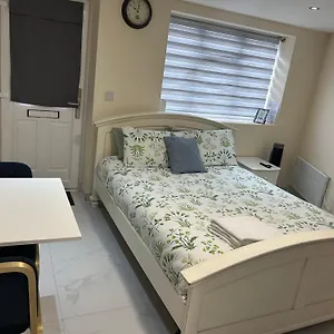 Cozy Near Train Station Apartment Redbridge